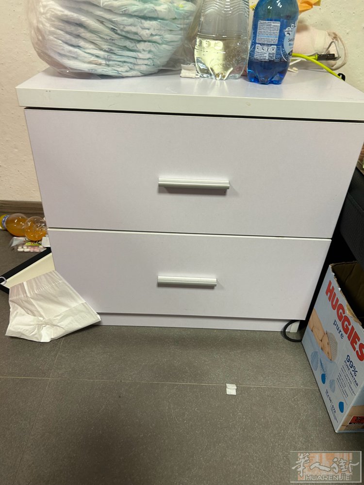 出一套家具一个大衣柜和一张床带两个床头柜