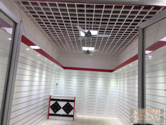 普拉托 欧洲商城 店面转让 80平方米 房租3000 +iva 有意者联系 33