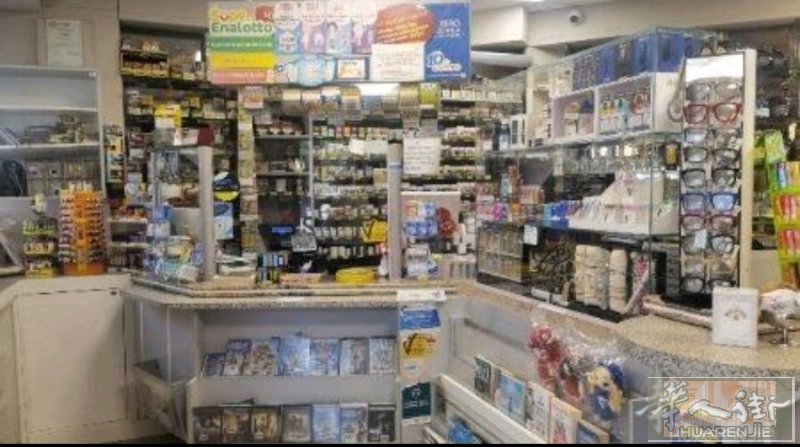 老外香烟，酒吧，老虎机店转让。业主因退休而转让。位于Modena市，进出城市主要