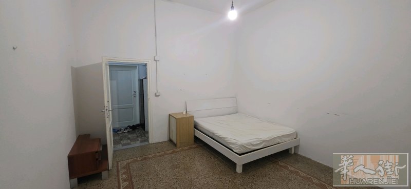 美佳乐超市对面，prato罗马街90号附近有大房间搭铺有窗户上班族最佳，楼下可以