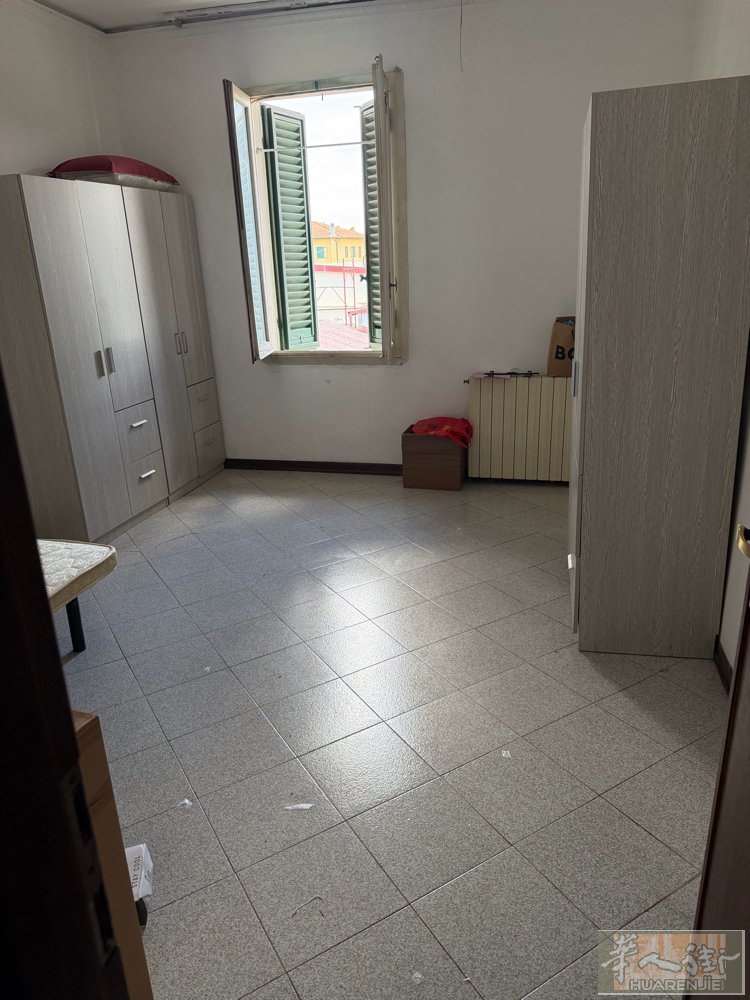Via Roma CONAD附近的酒吧俱乐部527号旁边，有大房间搭铺，适合ta