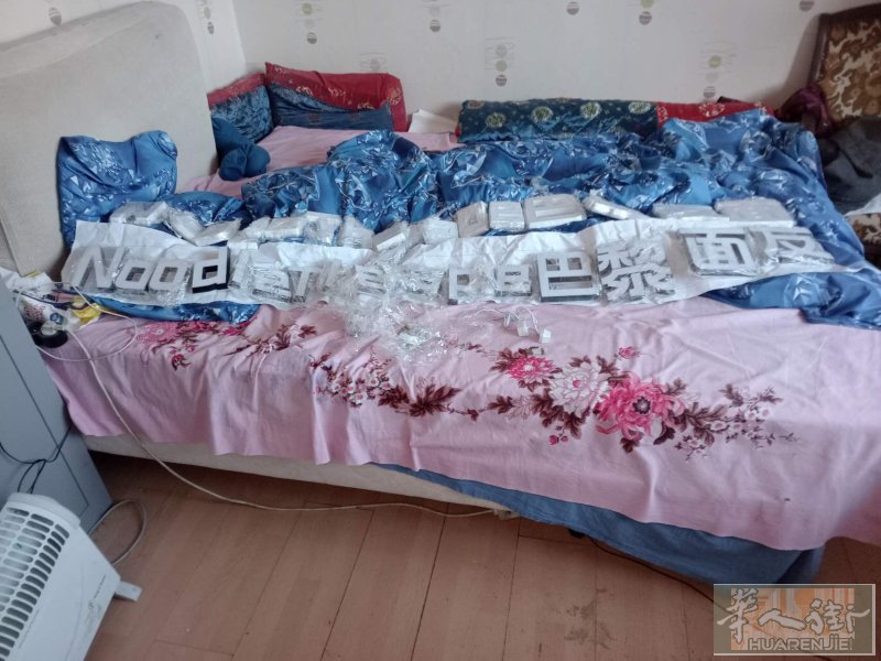 200x160超宽、加长双人床，床上远动超爽，带个小孩、三人同乐也绰绰有余，可以折叠，秒变三人沙发，瞬间多出个客厅，带二个大号床垫，只要120，单人海绵二手床垫