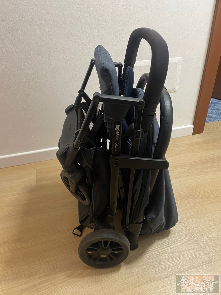 婴儿车 买了2年，160欧左右买的，用了一年，放了一年 出70欧，需要自取。
