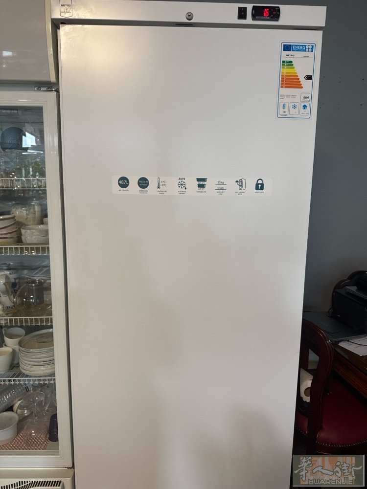 正常使用的，现在由于装风房了，所以出售这个冰箱，价格350€