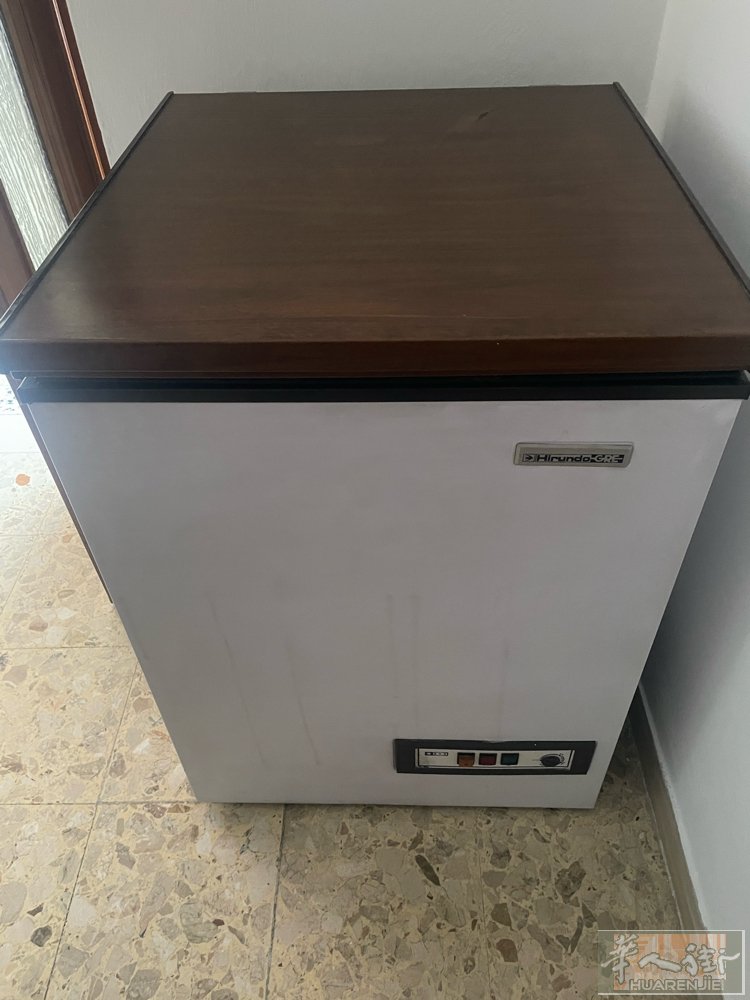 出售二手冰柜50欧元💶功能一切正常，在普拉托tavola这边有需要自提。电话3