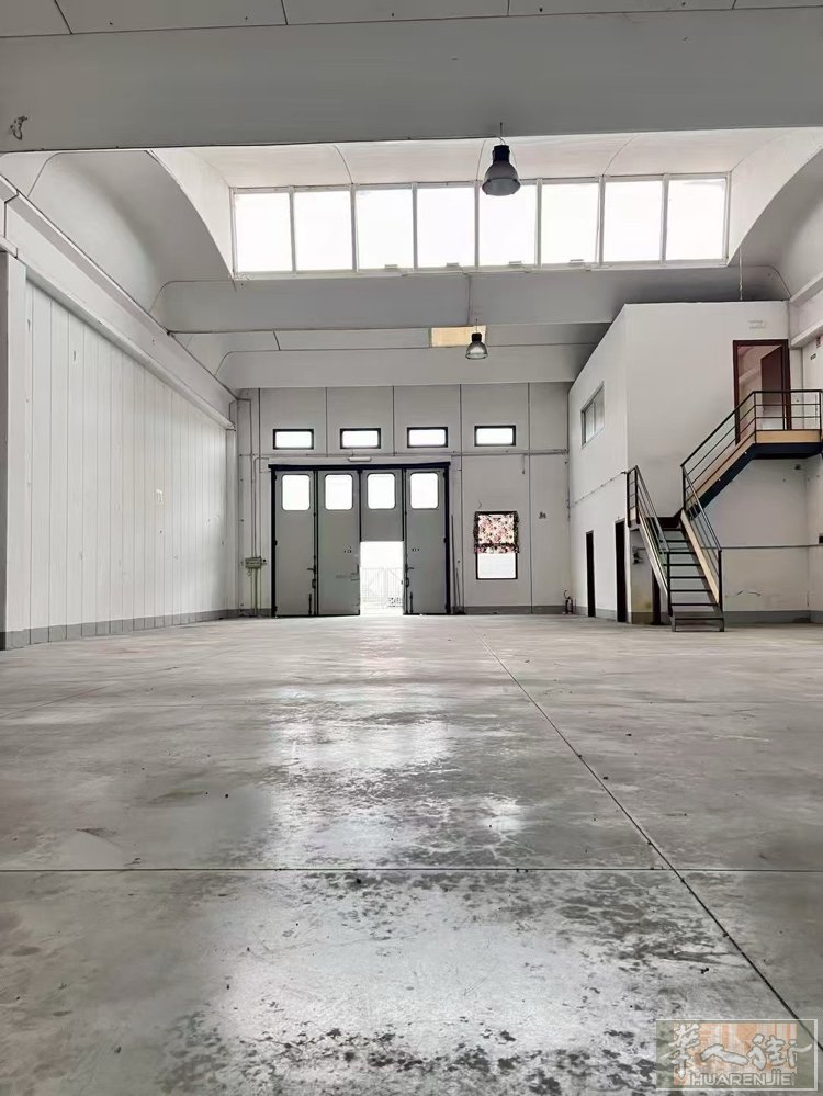 出租警察局后面新工业区厂房面积400平方米，门口有大停车场，月租3500➕IVA