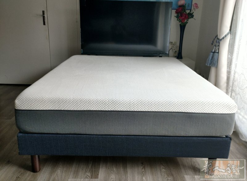 品牌二人床包括床座230欧，高级单人床垫1米x2米厚25厘米，9.5成新110欧。四斗厨60欧，台灯40欧，写字桌实木的40欧，画20欧。