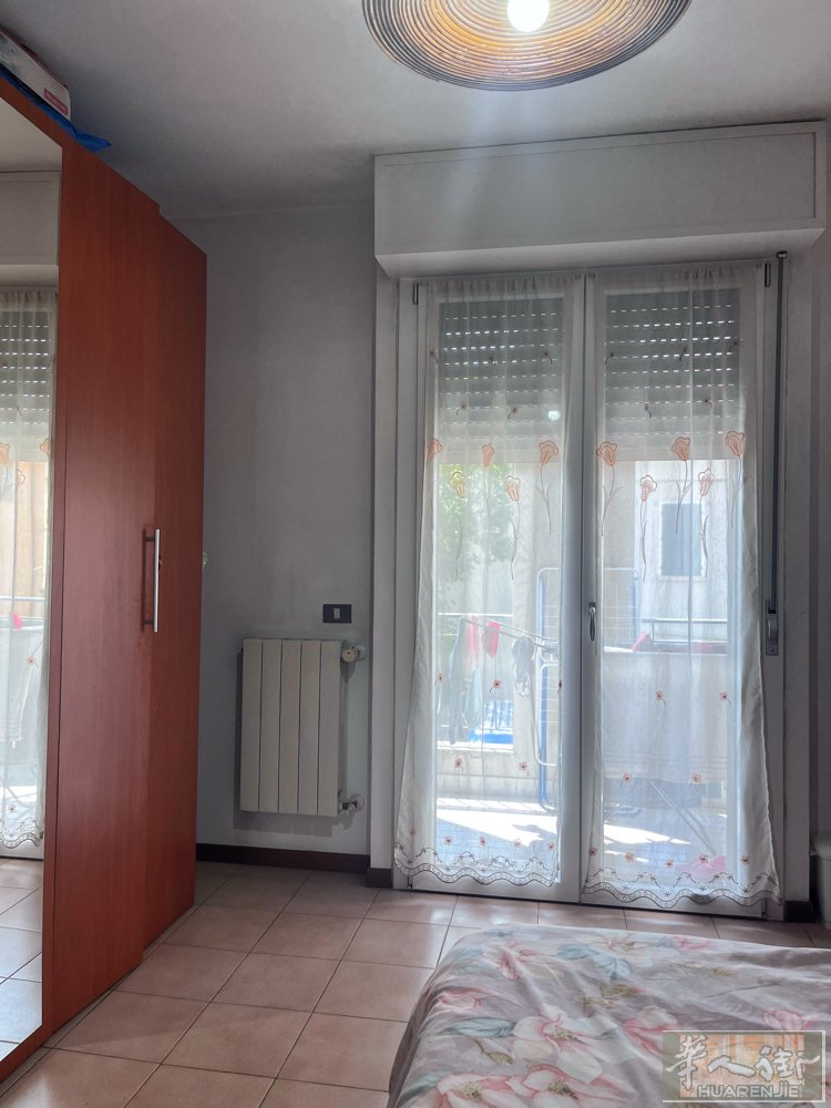 Brescia 火车站附近有大房间长期打铺，房间内有独立阳台，适合女生。住家干净