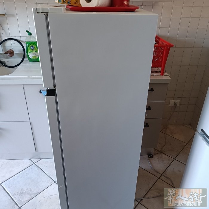 九层新二手冰箱出售，高140，宽55cm，在佛罗伦萨campi这里，自取