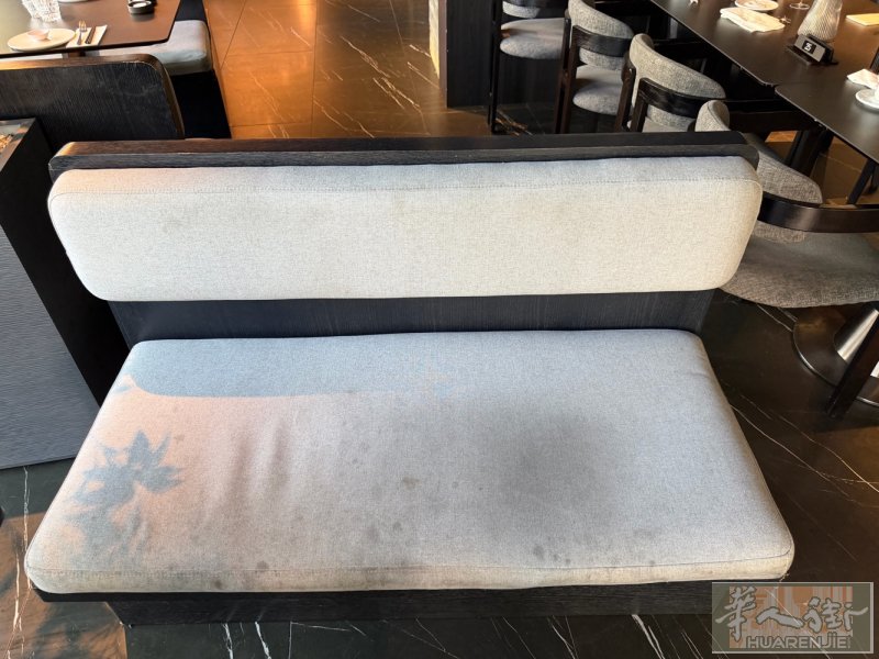 低价出让 25 张 banquette。4 人座。在 92