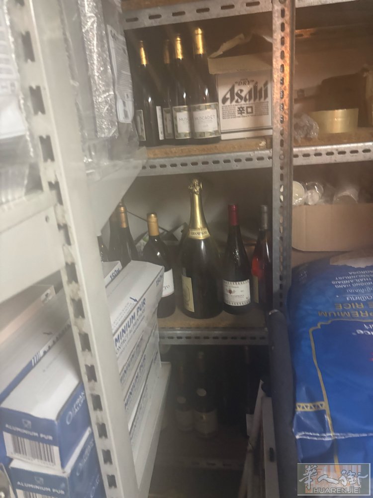 地窖里存了女好多红酒，香槟，喜欢的自己过来挑选，价格随意，电话联系:069568
