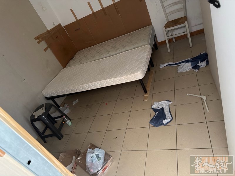 两个房间出租.单租合租都可以。以前都是两个单身合租的。所以都是单人床。月底会装空