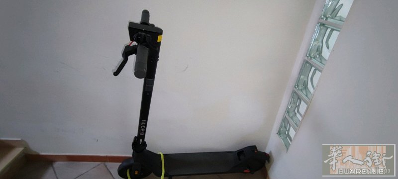 九成新的电动滑板车100欧元转手冲满电可以开25km