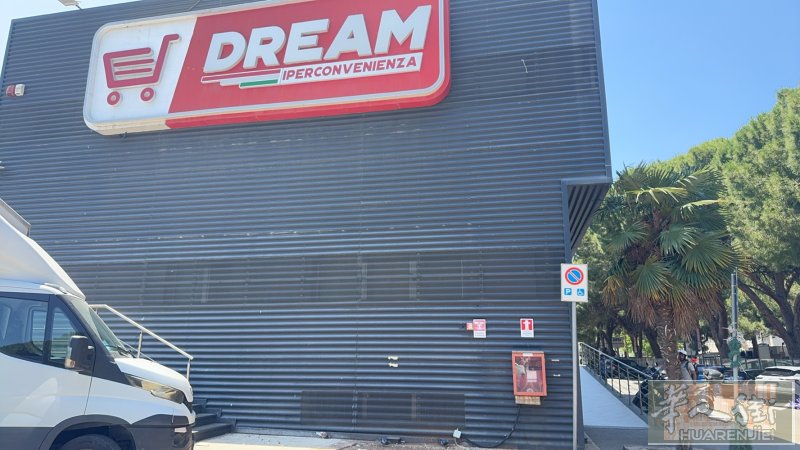 大型百货服装店招多名店员，月休4天，三包，老板好说话，在Palermo大城市，出