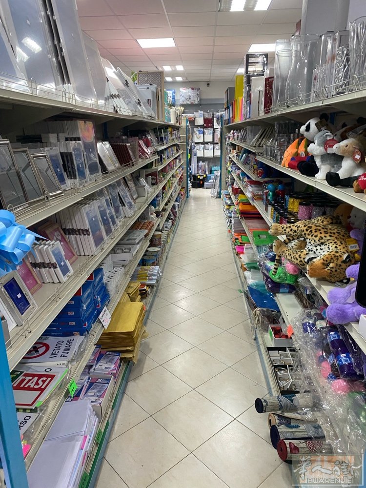 小百货店转让180平方 玩具，学习用品，五金 厨房用品 电器等等 没有服装 白菜