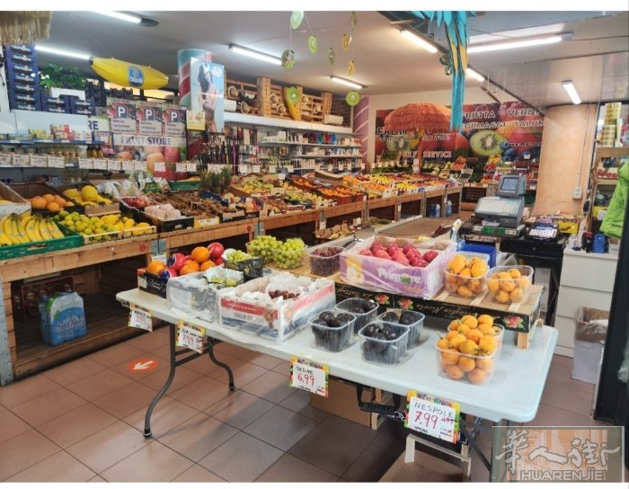 贝加莫Bergamo 市中心、 十几年老牌水果店转让. 位置在市中心，市中心最大