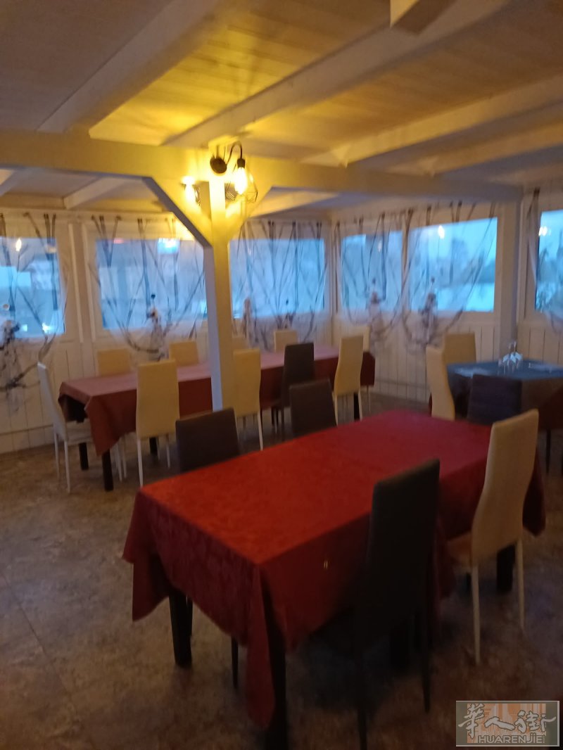 cedesi bar trattoria ristorazione a Finale Emilia(MO) con appartamento sopra con 2 camere 1 bagno nuovo e con locale ben coperto di plateatico pur con due laghi da pesca piu casetta da legna per aperitivi cocktail.Altri informazioni cell.Alessio Ital