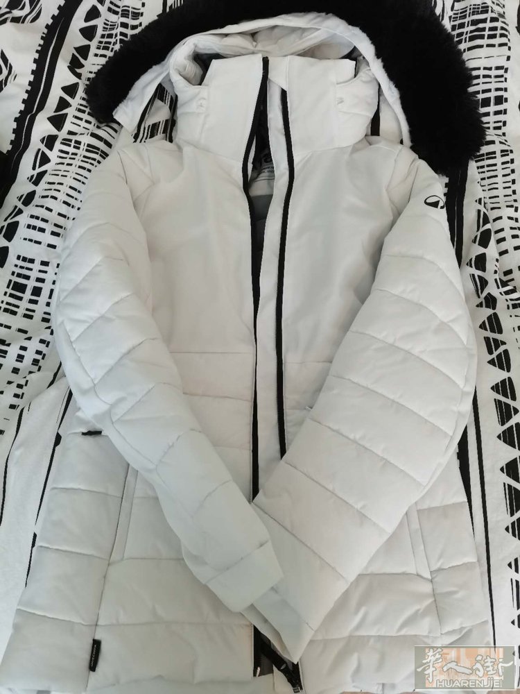 迪卡侬滑雪服，只穿过一次，没处理好，正面有竖着黄色条纹痕迹，XS，165，20欧