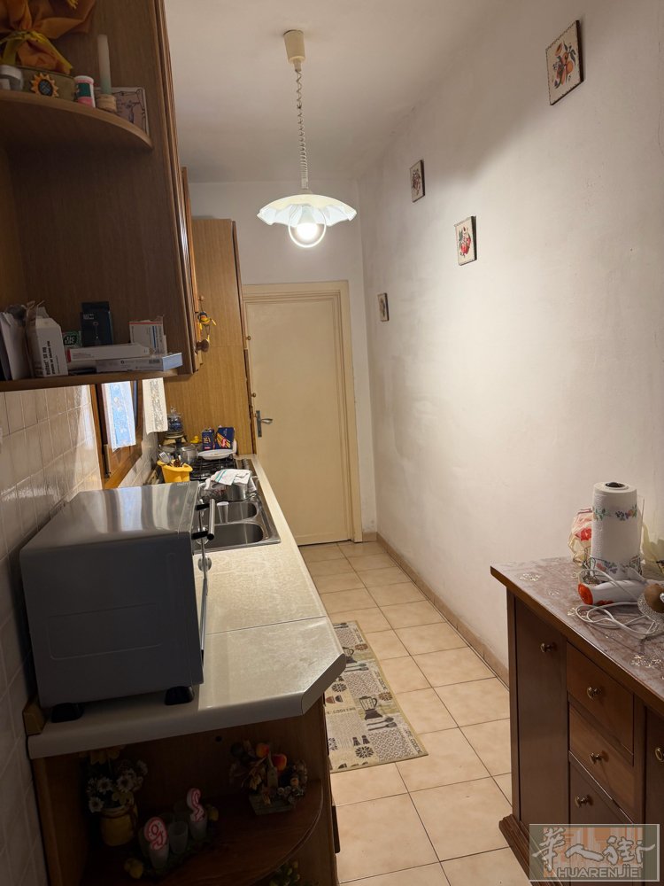 体育馆附近2套套房出售第一套2房一厅+厨房可以做3个房间带阳台老外1楼.第二套2