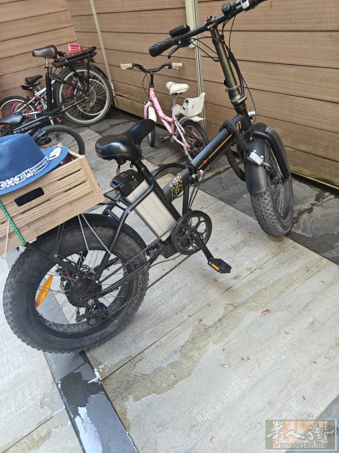 电动自行车出售，米兰华人街。