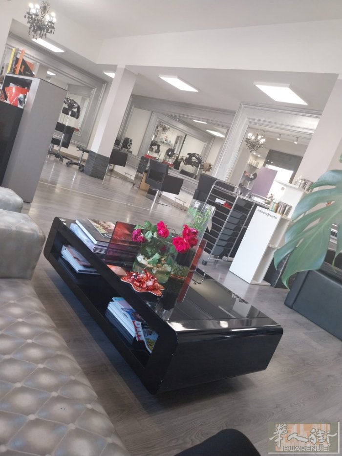 prato Seano 地区老外理发店出让 62mq 房租750 价格3万8 有