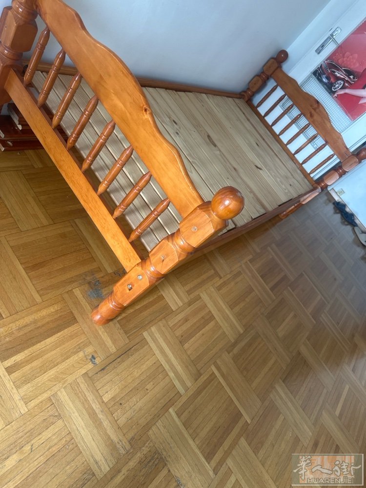 有木质床2张质量好 90 x190，7成新 新的一张350 €现价150 € 可