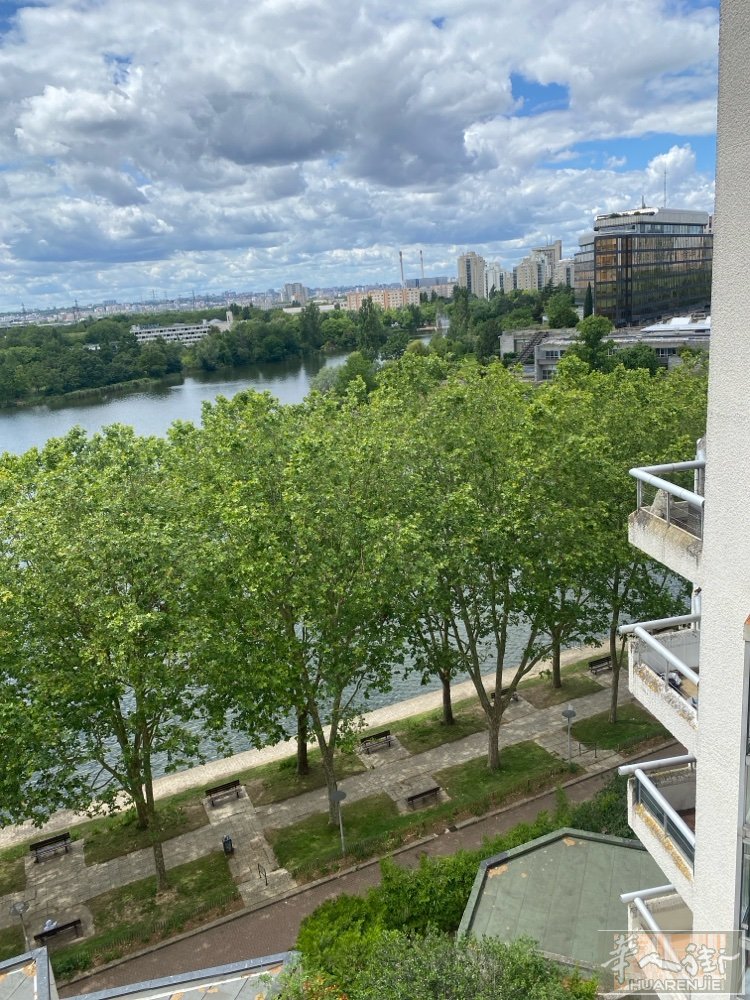 地铁站Creteil-Prefecture，楼下有大商场家乐福超市，lac de