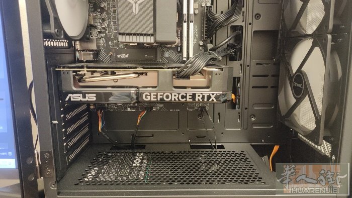 出一张ASUS RTX 4060 DUAL OC 8GB显卡