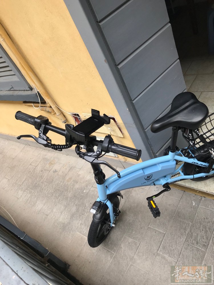 出全新电动自行车，买过来三天没开过，没充电一次电，住家不方便放，带锁跟手机导航架