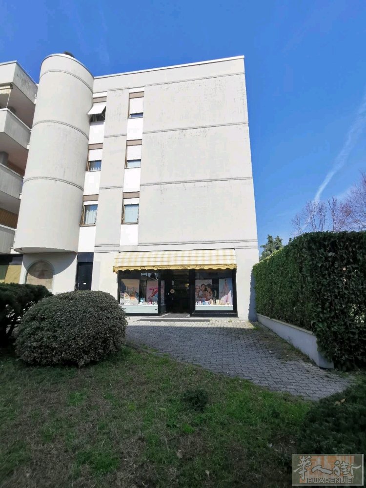 米兰边：店面带执照出售， 地区：（Busto arsizio）， 店面为上下两层