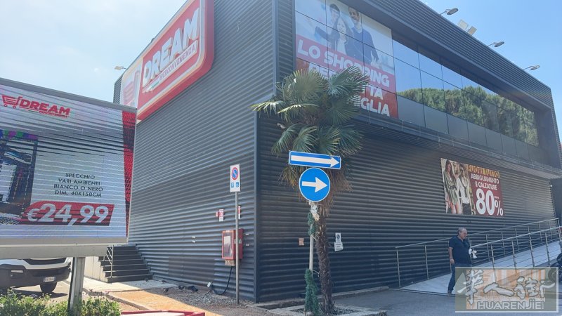 西西里岛大型百货服装店招服装区阿姨，月休4天，三包，欢迎致电3891132876