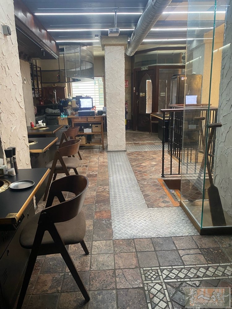 转让：市中心餐馆 店面位于市中心Santo Domingo 附近，餐馆酒吧执照。