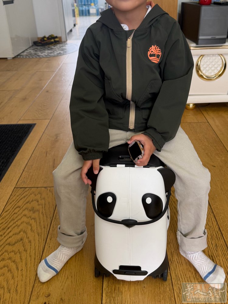 出售9成新儿童行李箱 可以当滑板车使用，特别在机场时特别好用，孩子不用抱着，骑在