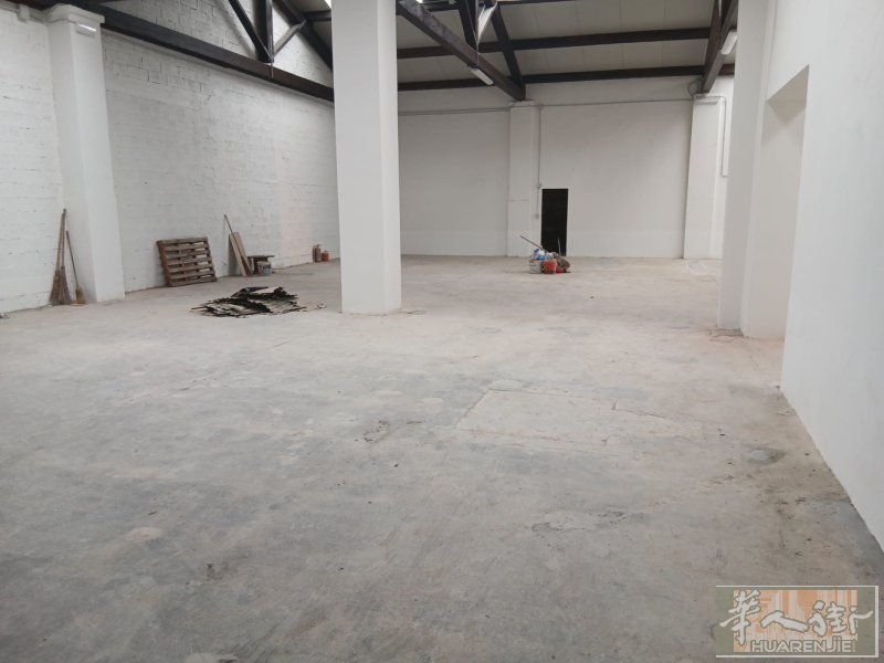 prato 老医院附近，340 平方空工厂出租，新装修，房租1700/月.联系电