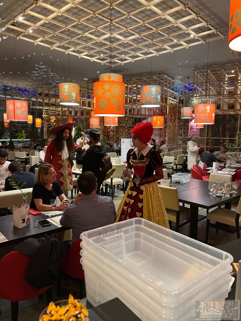 84省点单日餐转让 在商业区 有 电影院   对面就是  Leroy Milan  靠近 Auchan 商业气氛浓厚 地理位置优越 年报 200个
