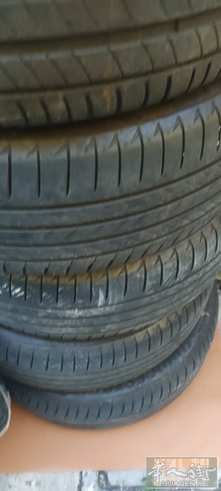 米兰我车卖掉还有四只235x55r19九层新轮胎便宜卖，另外还有两只215x60