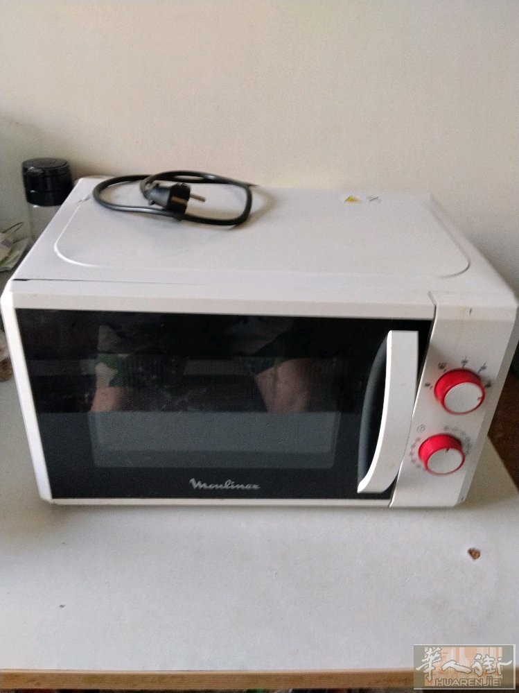 有要微波炉的   还有头盔   登机箱请联系。微波炉八成新30欧   头盔20欧