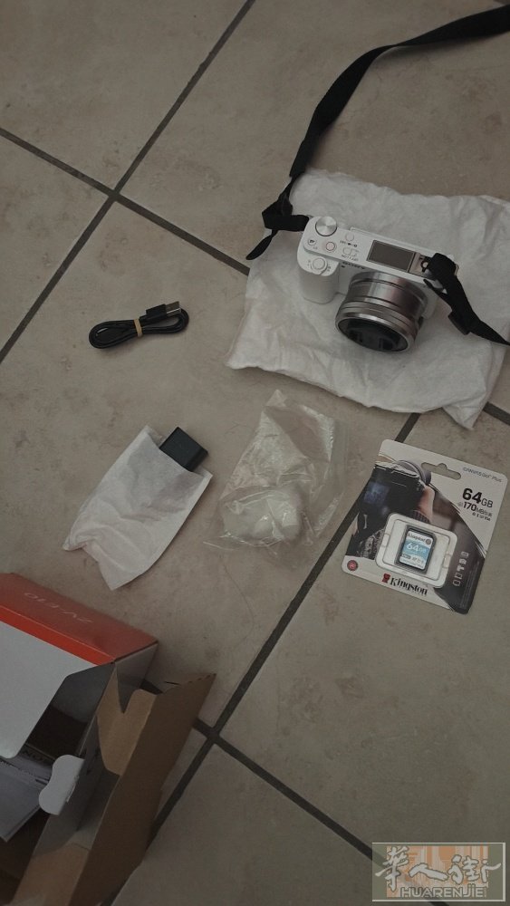 全新，出一台索尼相机带镜头，有中文，配件齐全有全新内存卡佛罗伦萨/普拉托可送