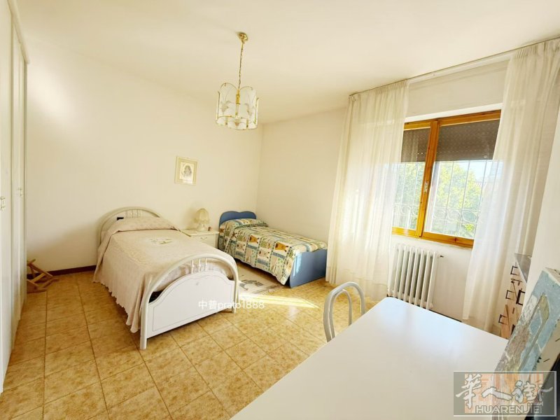 1）poggetto 三面花园别墅🏠出售48.8万可谈，地坪层客厅厨房，卫生间