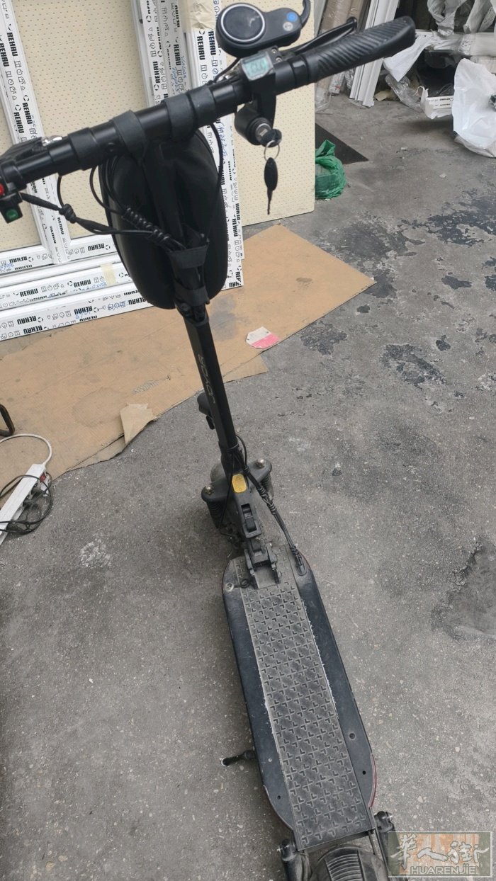 急出一辆二手滑板车  满电跑五十公里每小时  续航七十公里  前后越野胎  再送
