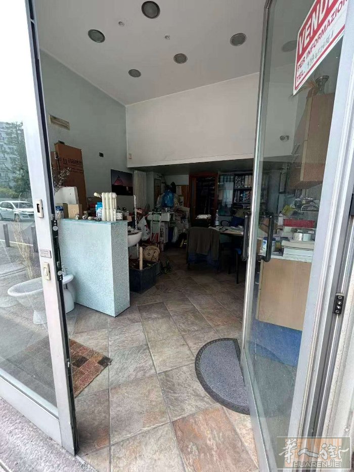 米兰:店面出售， 区域: via Padova，政府附近， 平方:42平， 售价