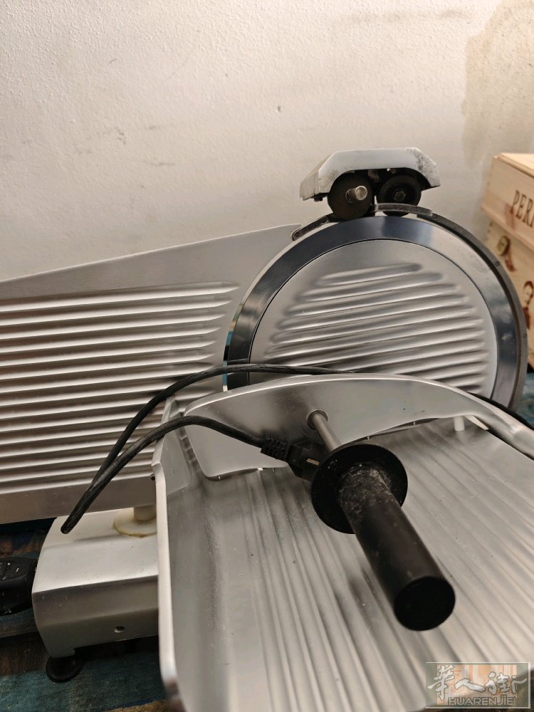 清仓出售 切肉机（100欧），CASSA机器 （50欧），冷冻冰柜（50欧），全