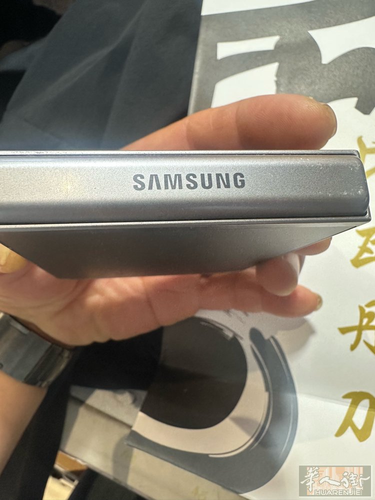 红线地铁bande nere 出一个三星6折叠手机！12内存带数据线充电器！