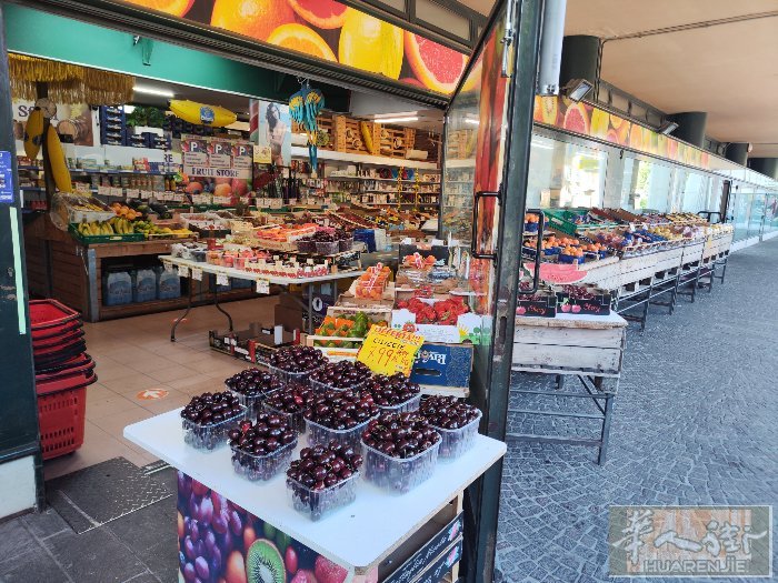 贝加莫Bergamo 市中心、旺铺转让， 十几年老牌水果店转让. 位置在市中心，