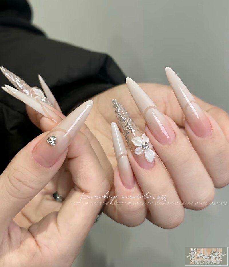 租本美容证开美甲店. 微信：Z1399390990