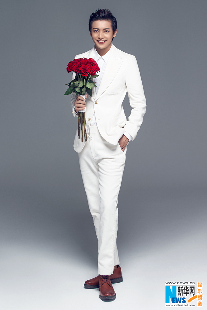 李佳航变白马王子 手捧玫瑰玩转英伦男神范儿