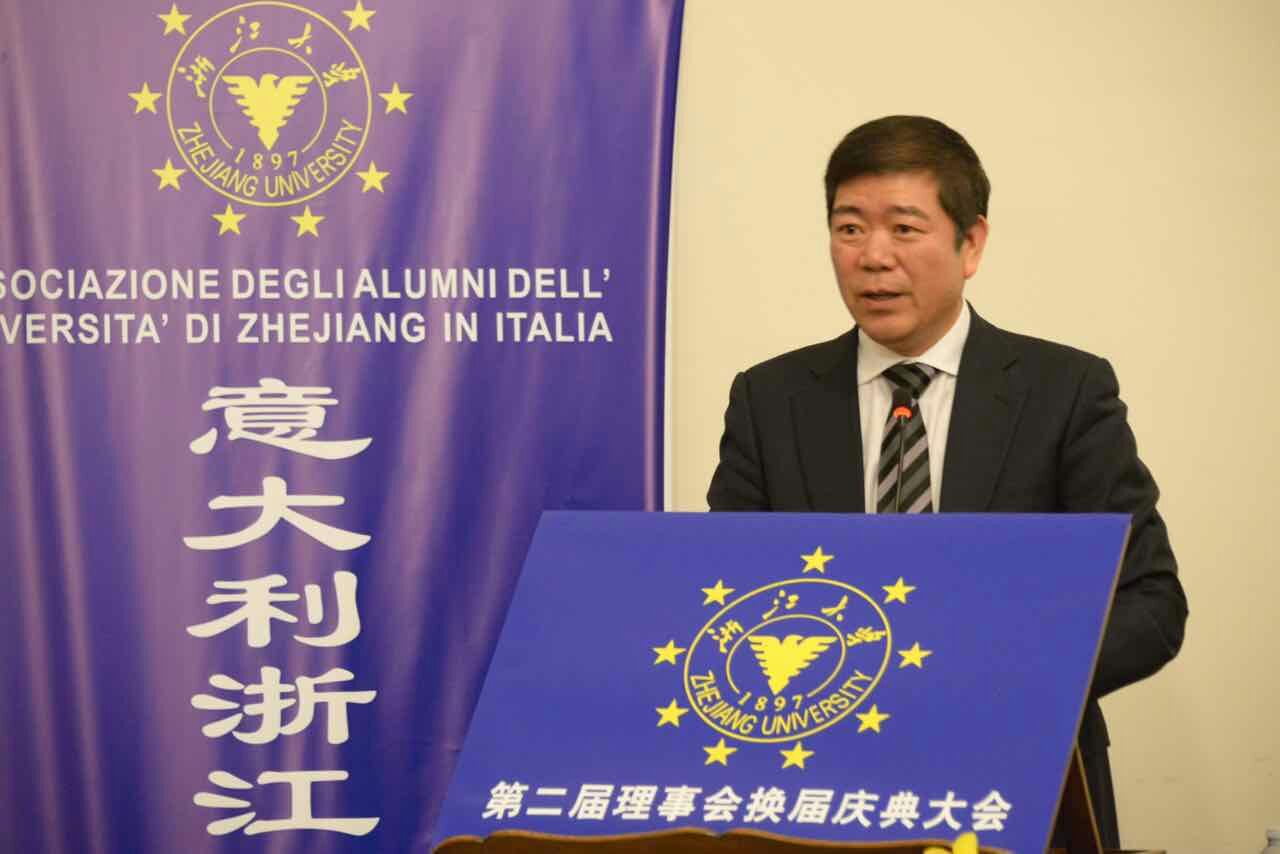 第一届会长陈建宗首先作上届工作总结