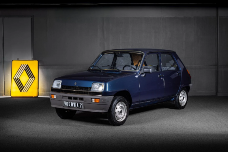 仪表盘仅12公里，被遗忘43年……这辆1982年的雷诺5以原价9倍售出