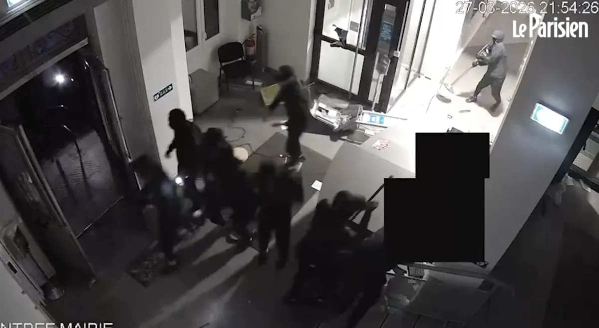 法国菲涅市政府大楼夜间遭袭：约20名蒙面者发射烟花迫击炮后闯入洗劫