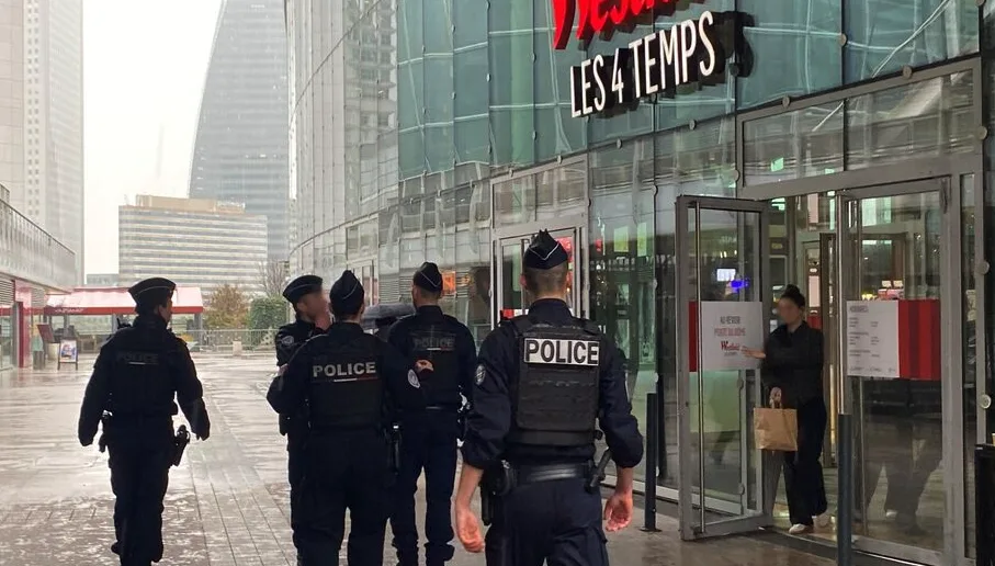 法国上塞纳省持枪入室抢劫：库尔布瓦一住户开门瞬间遭喷催泪瓦斯并被殴打